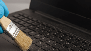 Proč je důležité čistit notebook od prachu